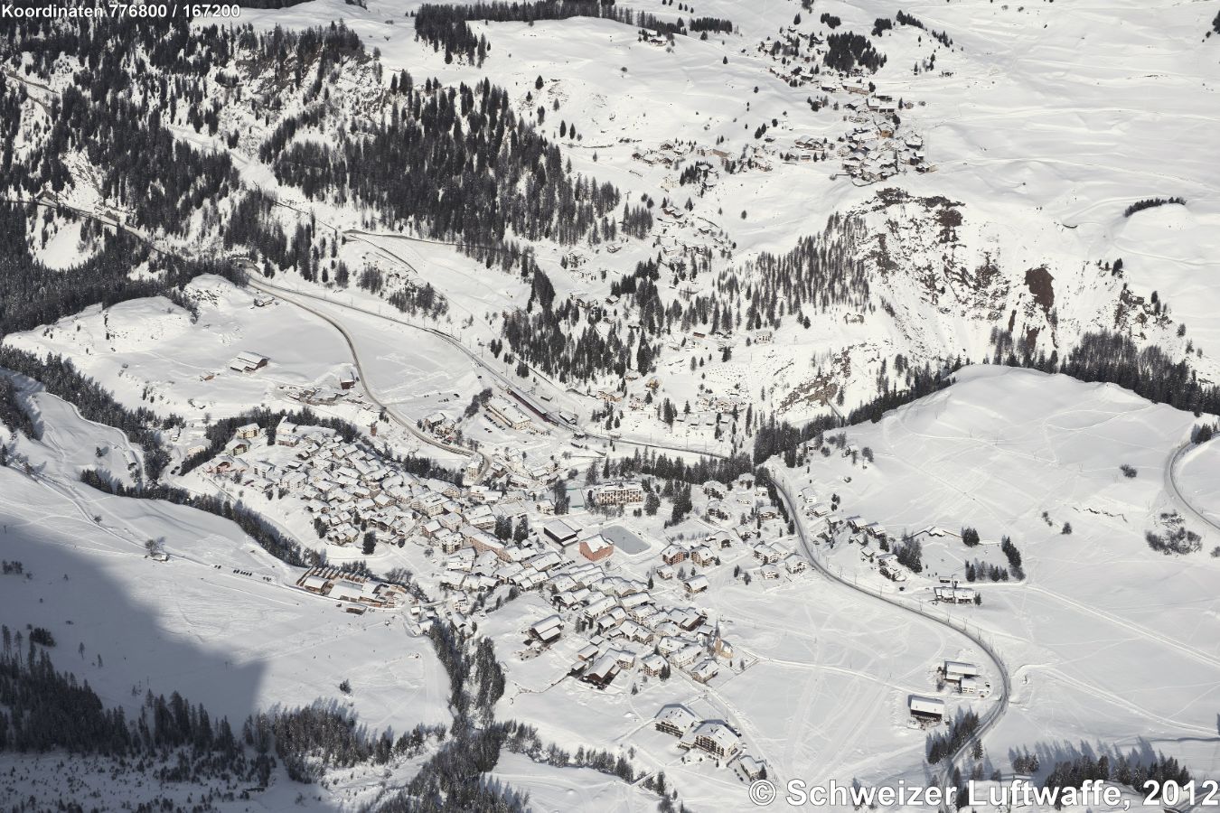 Bergün, Blick nach Latsch; Bahnstrecke von Filisur (links) nach Preda (unten im Bild)
